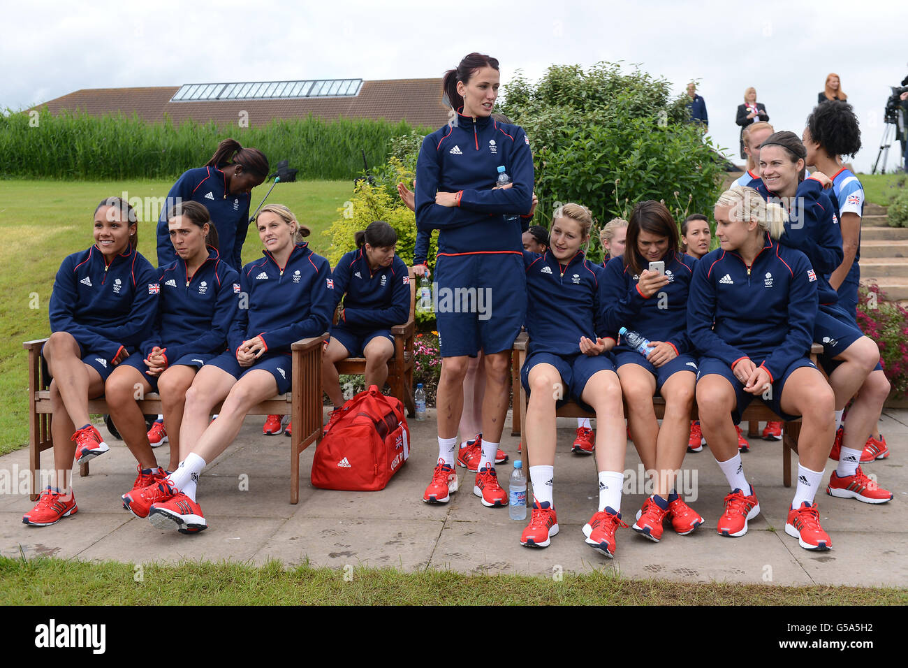 Olympische Spiele - Olympische Spiele 2012 in London - Fußball - Team GB Training Session - Champneys Hotel and Spa. Das britische Frauenteam beobachtet das Herrenteam während eines Trainings im Champneys Hotel and Spa, Leicestershire. Stockfoto