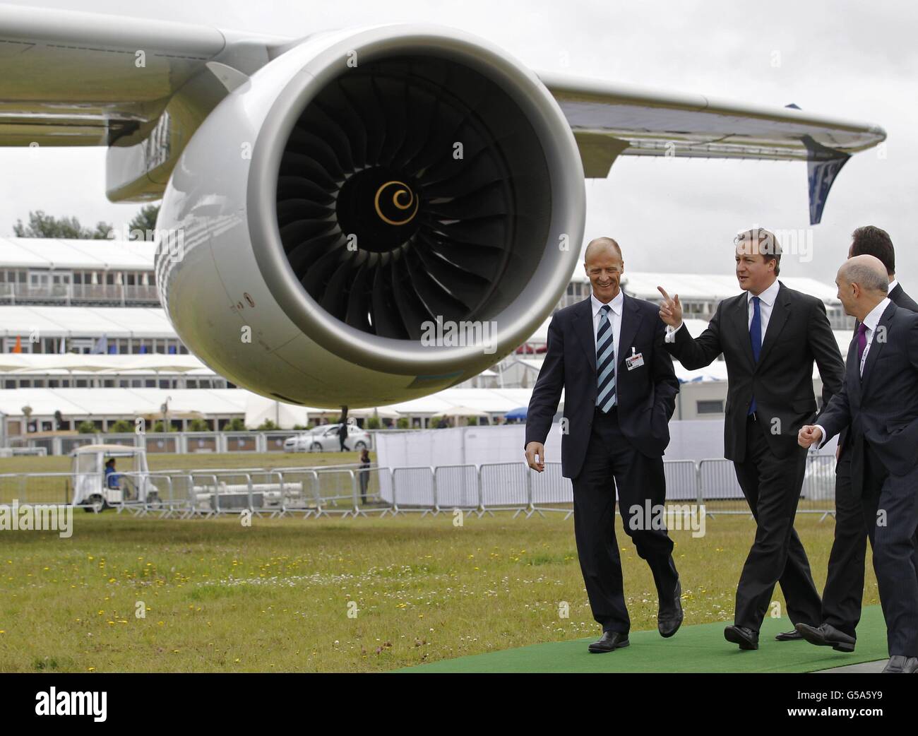 Premierminister David Cameron (Mitte) wird auf der Farnborough Airshow 2012 von EADS-Chef Tom Enders (links) den Airbus A380 gezeigt. Stockfoto
