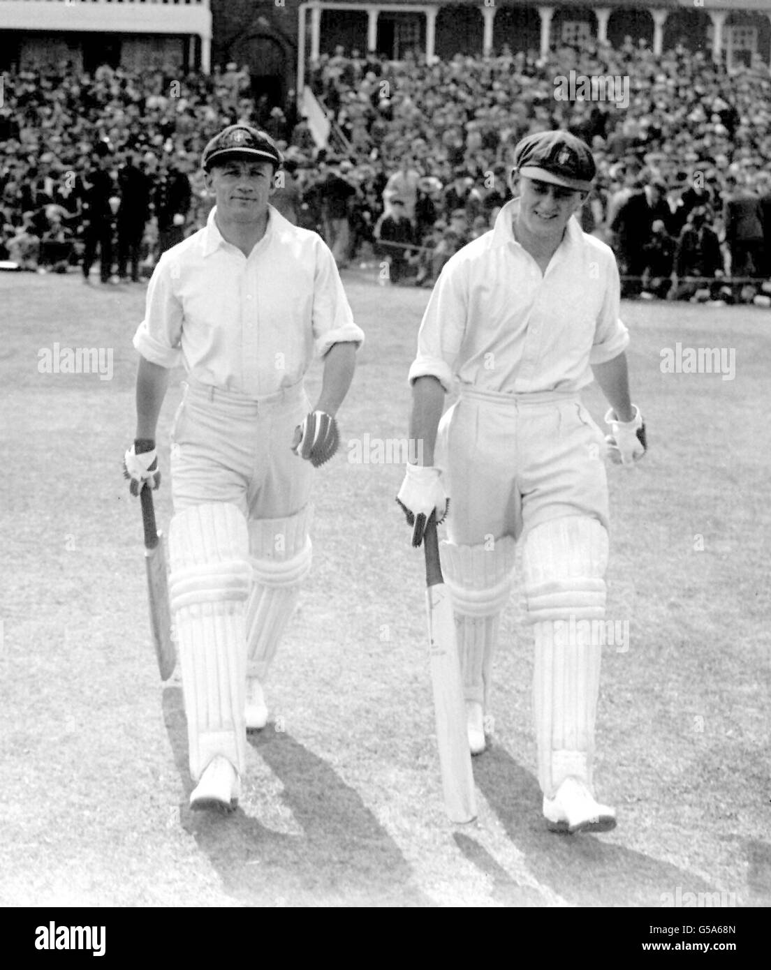 Cricket - The Ashes - Dritter Test - England gegen Australien - Headingley - zweiter Tag. Die Australier Don Bradman (l) und Stan McCabe (r) machen sich auf den Weg ins Dickicht Stockfoto