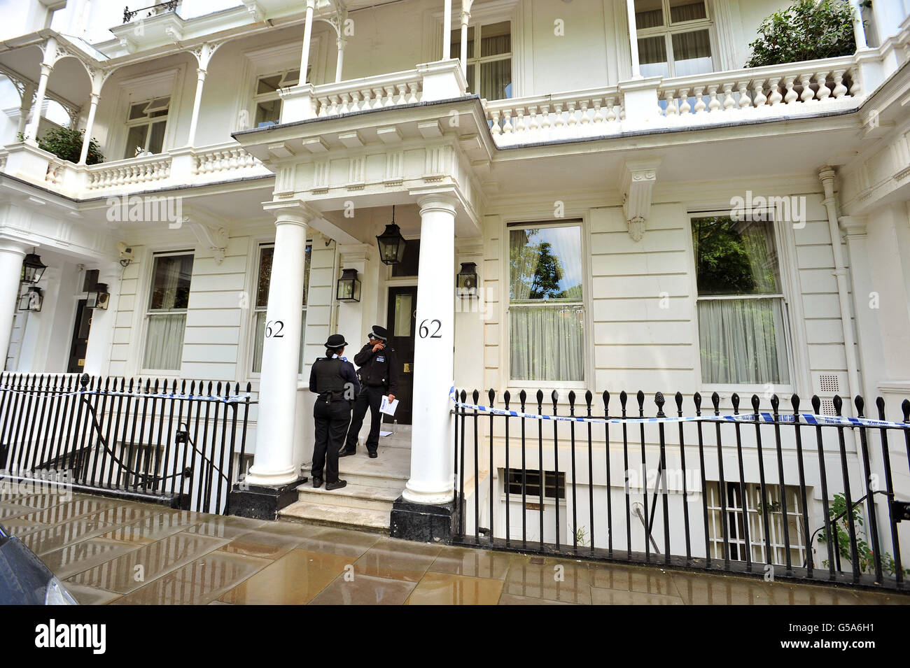 Die Polizei vor der Wohnung von Eva Rausing im Cadogan Place Chelsea, wo sie am Montag unter verdächtigen Umständen tot aufgefunden wurde. Stockfoto