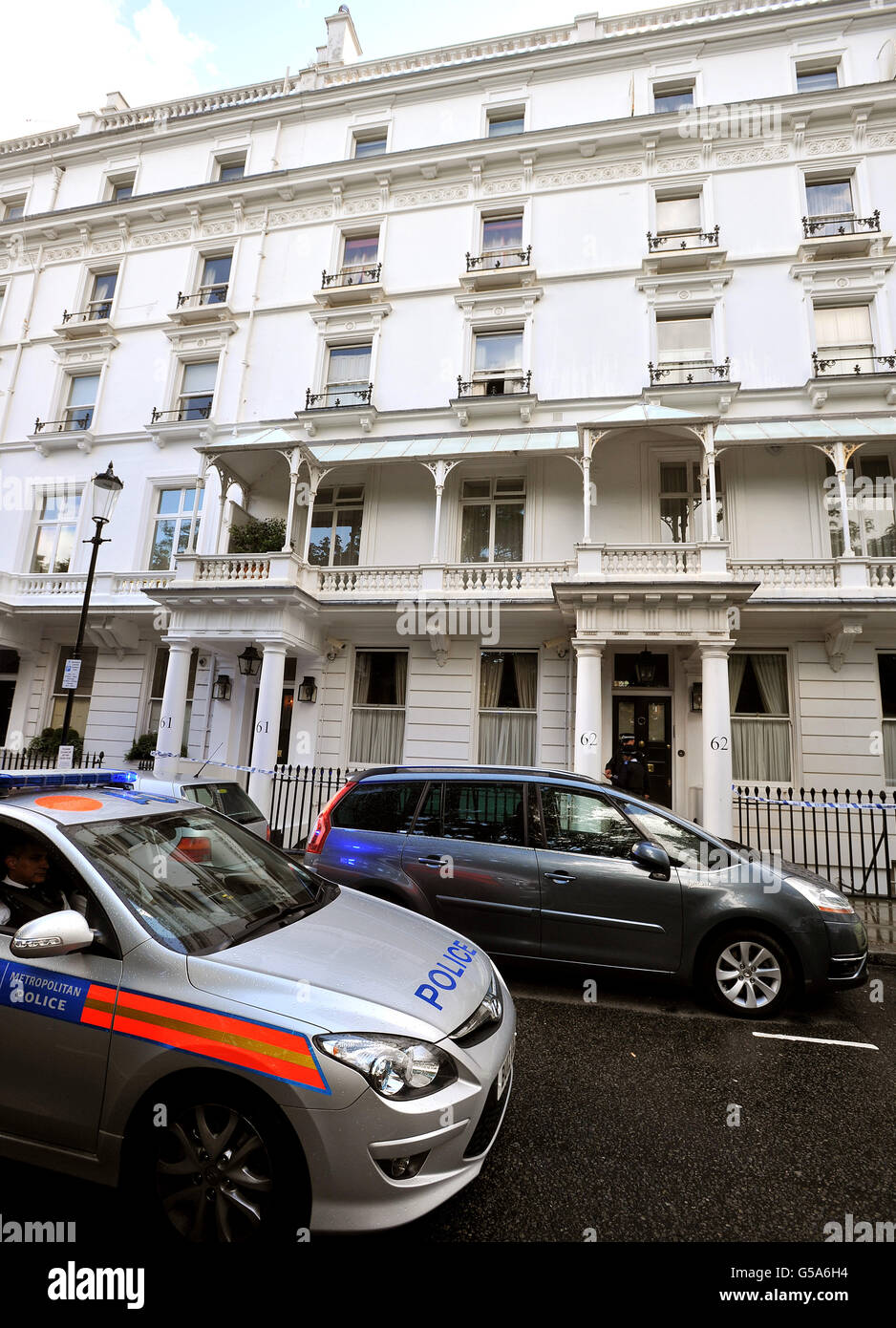 Die Polizei vor der Wohnung von Eva Rausing im Cadogan Place Chelsea, wo sie am Montag unter verdächtigen Umständen tot aufgefunden wurde. Stockfoto