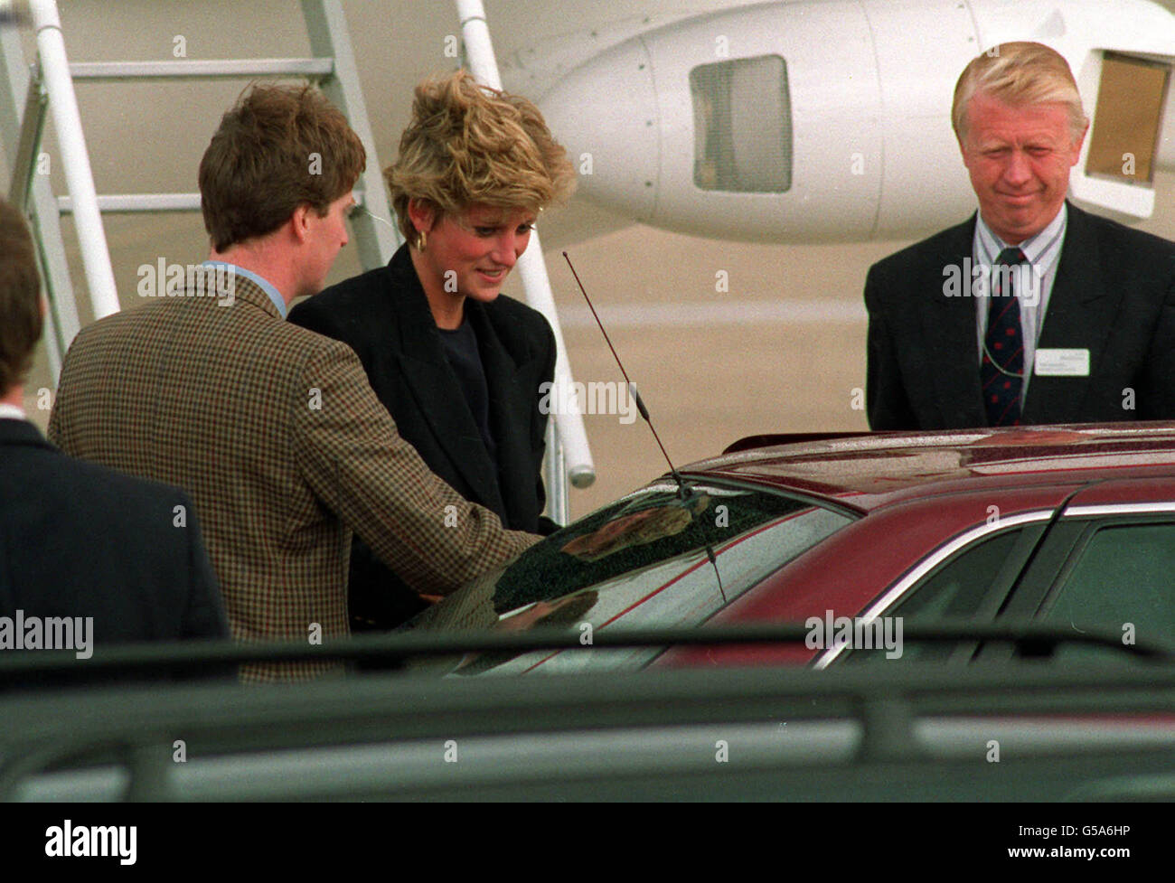 1992: Eine lächelnde Prinzessin von Wales, die aus Aberdeen am Flughafen Heathrow ankommt. (Bild veröffentlicht kurz nach den sogenannten 'Squidgygate' Enthüllungen in der Sonne 24/08/92). Stockfoto