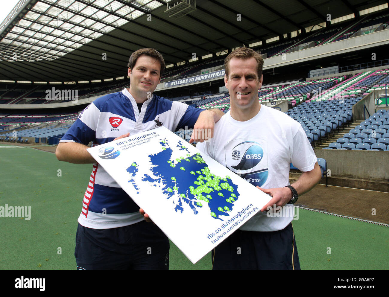Chris Paterson(r) Scottish Rugby und RBS Botschafter mit Brodie Runciman von Fife-RFC-Howe (RBS-Club des Jahres) Hilfe Start der RBS RugbyForce 2012-Initiative, die entwickelt wurde, um Clubs in ganz Schottland zu eröffnen, ihre Vereine für die örtliche Gemeinschaft zu fördern, haben 138 Clubs in ganz Schottland für das RBS RugbyForce 2012 Wochenende angemeldet, die welche am 11. und 12. August 2012 stattfindet. PRESSEVERBAND Foto. Bild Datum, Mittwoch, 11. Juli 2012 Bildnachweis sollte lauten: PA / Andrew Milligan Stockfoto
