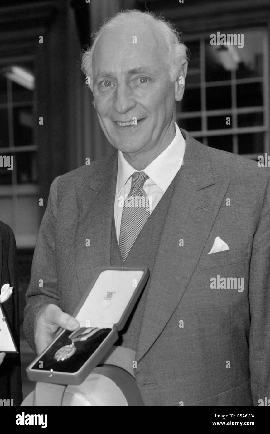 Der Gouverneur der Bank of Scotland, Sir Thomas Risk (r), im Buckingham Palace, als er bei einer Investitur der Queen zum Ritter geschlagen wurde. Stockfoto