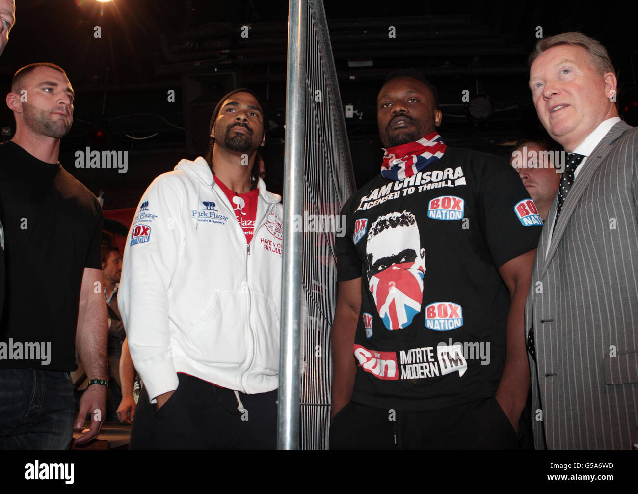 Boxing - David Haye / Dereck Chisora - Head to Head - Gilgamesh Restaurant Bar and Lounge. David Haye (zweiter links) steht während des Head to Head in der Gilgamesh Restaurant Bar and Lounge in London vor Dereck Chisora. Stockfoto