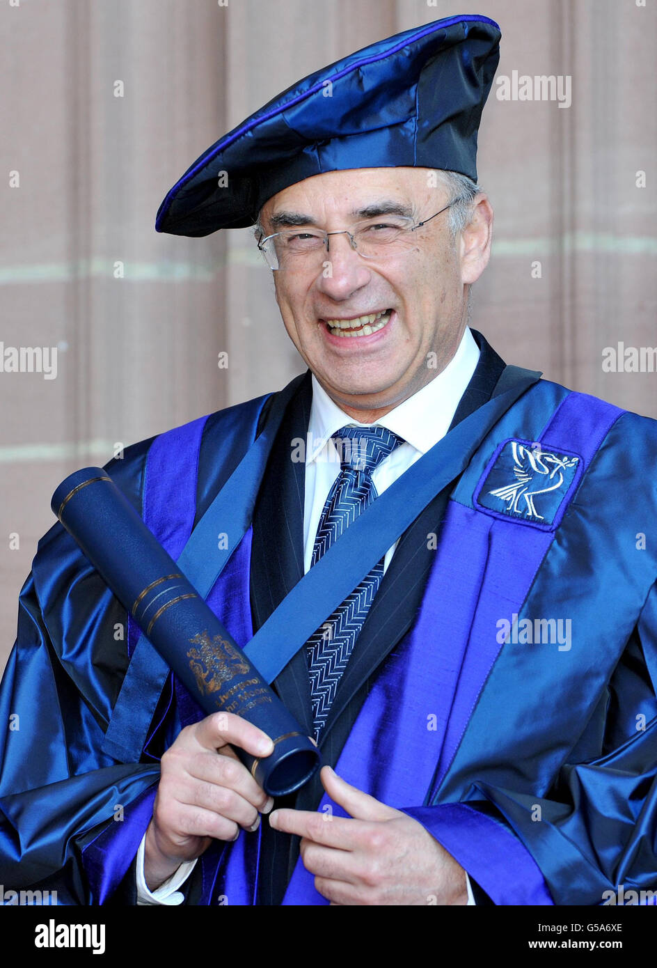 The RT Hon Lord Justice Leveson nach Erhalt eines Ehrenstipendiums der John Moores University in Liverpool Cathedral. Stockfoto