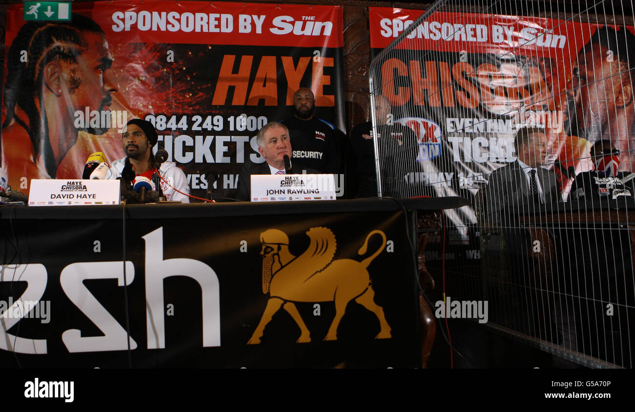 David Haye sitzt links vom Zaun, um ihn während des Head to Head im Gilgamesh Restaurant Bar and Lounge, London, von Dereck Chisora abzuheben. Stockfoto