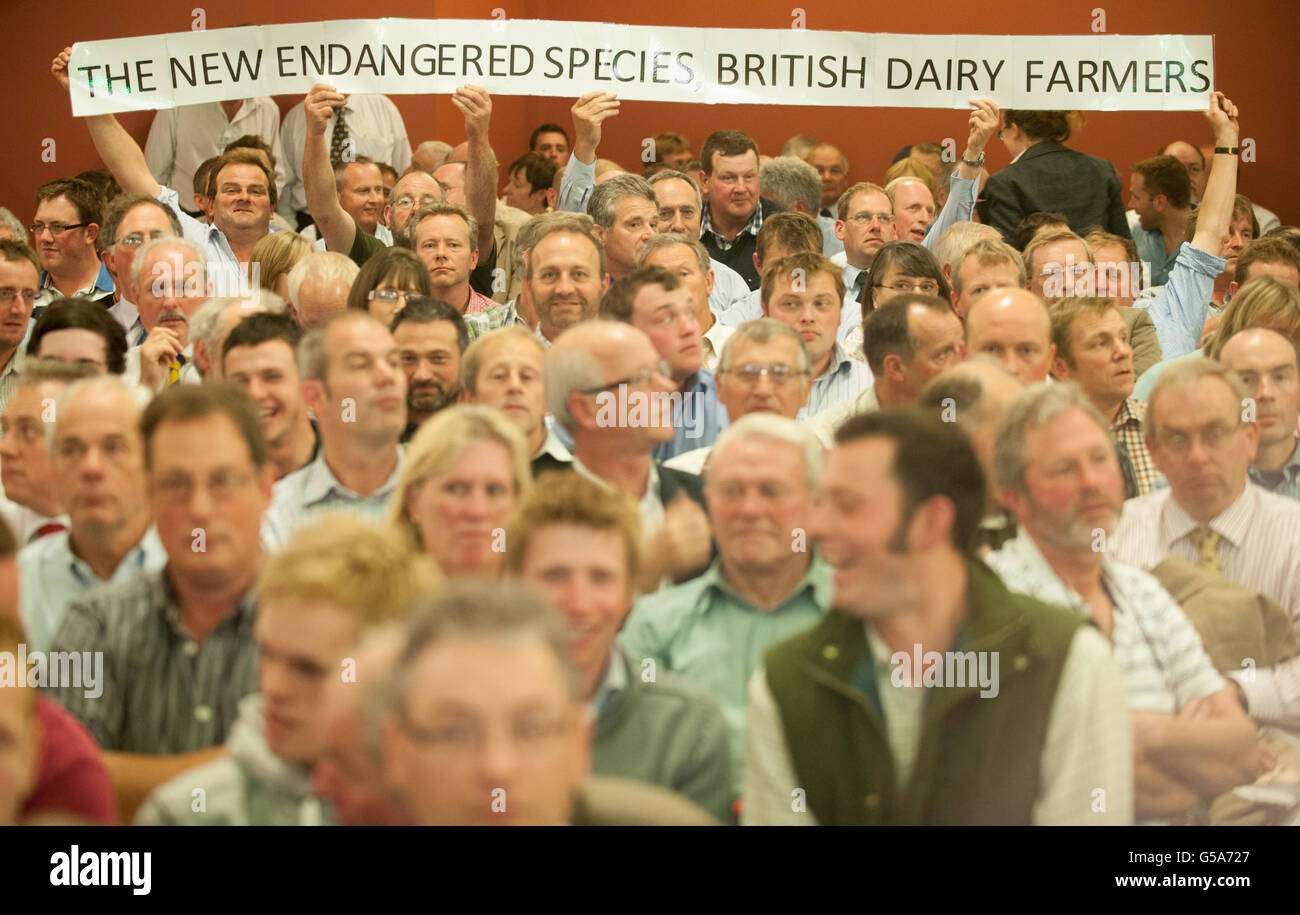 Britische Milchbauern halten ein Banner auf dem National Farmer's Union 'Dairy Summit' in Westminster, im Zentrum von London. Stockfoto