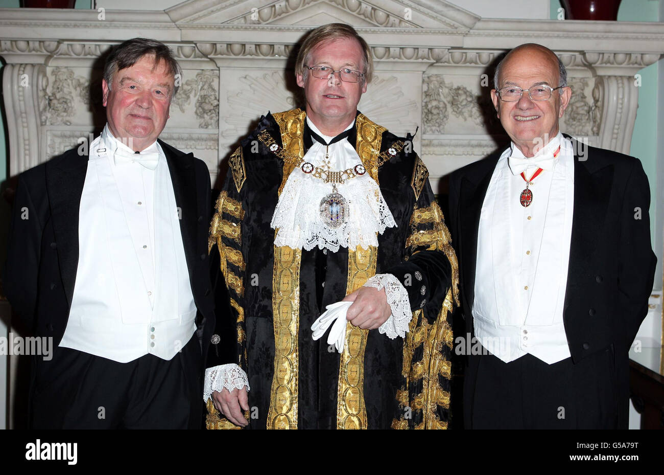 Der Oberbürgermeister der Stadt London David Wootton (Mitte) veranstaltet das jährliche Abendessen für die Richter Ihrer Majestät mit den Rednern Justizsekretär und Kanzler Ken Clarke (links) und Lord Chief Justice of England Baron Igor Judge (rechts) im Mansion House, London. Stockfoto