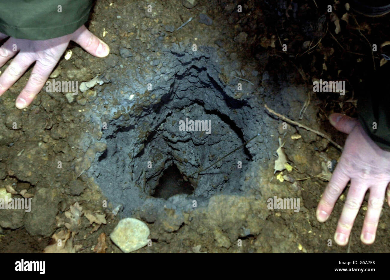 Das Loch, das von einem Meteor hinterlassen wurde, der in ein Feld in Hopgrove in der Nähe von York stürzte. Die Polizei hat das Feld abgesperrt, nachdem eine Frau, die mit ihrem Hund ging, eine Explosion hörte, gefolgt von einem Luftansturm. „dann sah sie einen rauchenden Krater im Boden“, sagte eine Sprecherin der Polizei von North Yorkshire. Stockfoto