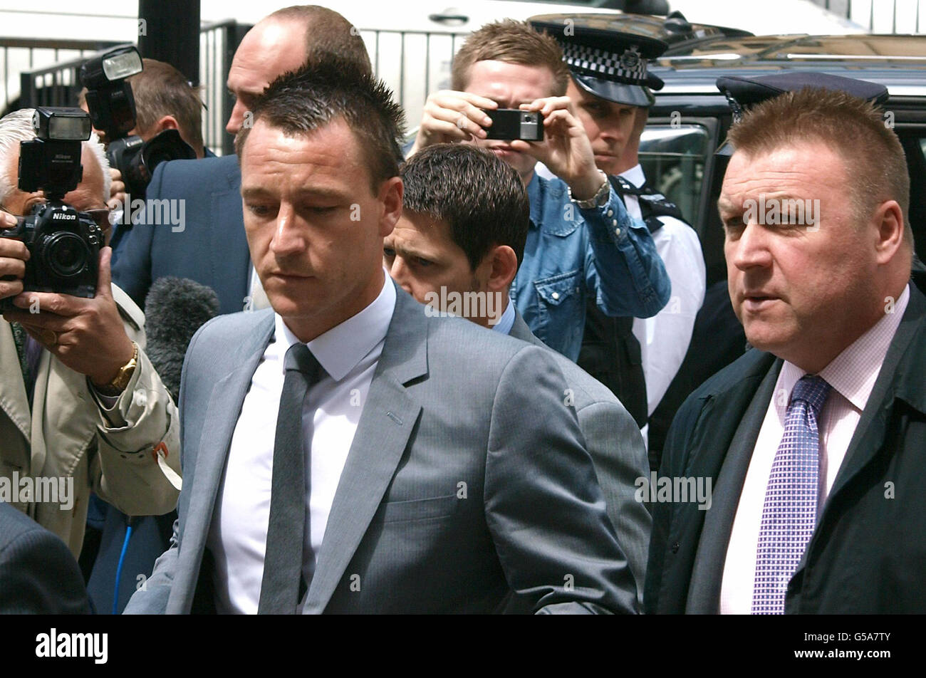 Chelsea-Kapitän John Terry kommt am Westminster Magistrates' Court in London an, wo er das Urteil in seinem Prozess hören wird, weil er angeblich eine rassistische Obszönität über seinen Fußballer Anton Ferdinand benutzt hat. Stockfoto