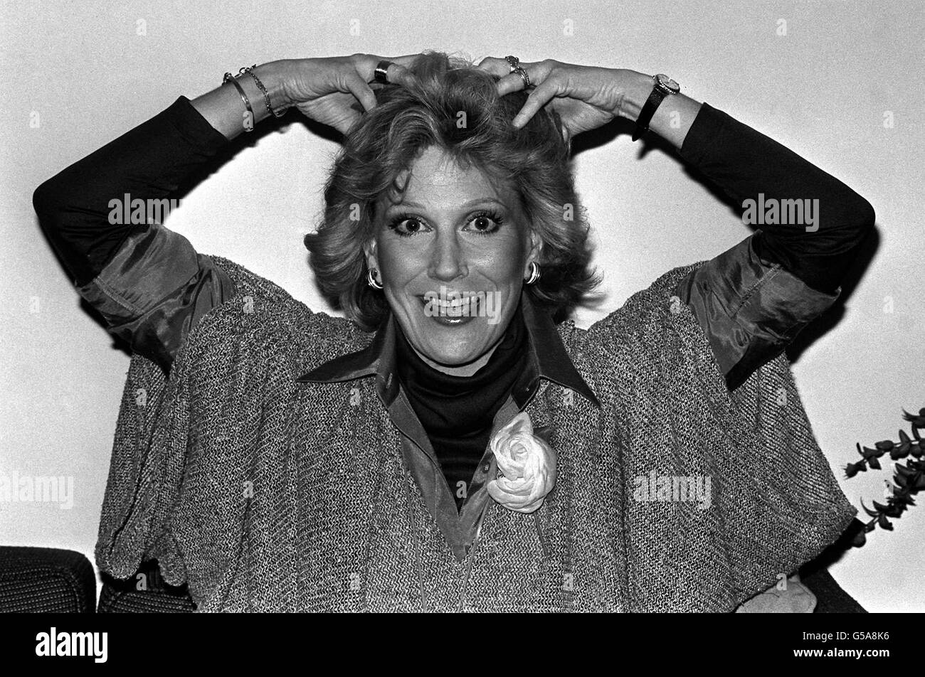 DUSTY SPRINGFIELD 1978: Dusty Springfield, als sie für eine Flut von Fotografen im Savoy Hotel in London posiert. Dusty, der jetzt in Los Angeles lebt, versucht nach fast 10 Jahren Abwesenheit von den Charts ein Comeback zu machen. Sie ist hier, um ihr neues Album 'IT Begins Again...' zu promoten. Stockfoto