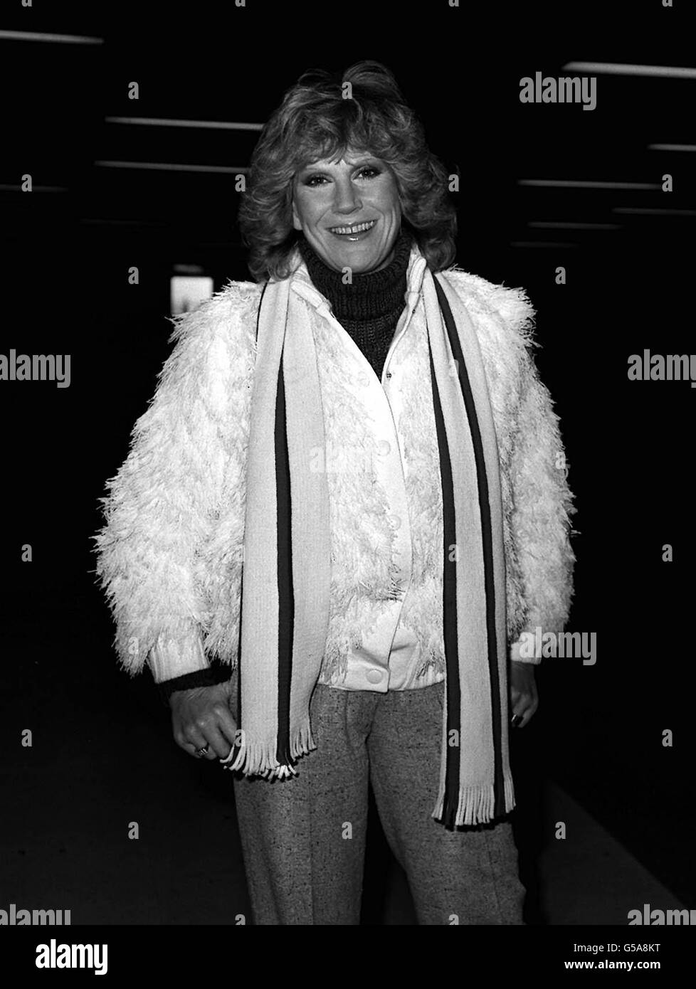 DUSTY SPRINGFIELD 1979: Sängerin Dusty Springfield am Flughafen Heathrow, als sie aus Los Angeles zu einem Auftritt in der Royal Albert Hall in einem Benefizkonzert vor Prinzessin Margaret zur Unterstützung der Invalid Children's Aid Association kam. Stockfoto