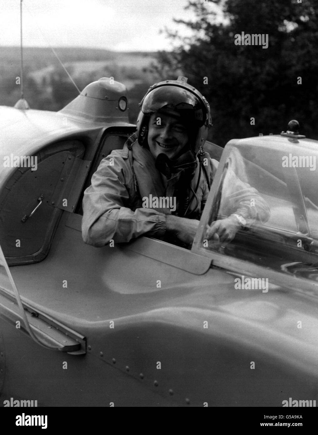 DONALD CAMPBELL 1958: Donald Campbell im Cockpit seines Jet-betriebenen Wasserflugzeuges 'Bluebird' am Lake Coniston, Cumberland, wo er versuchen soll, seinen eigenen Weltrekord mit einer Geschwindigkeit von 239,07 km/h auf 2250 km/h zu erhöhen. Stockfoto