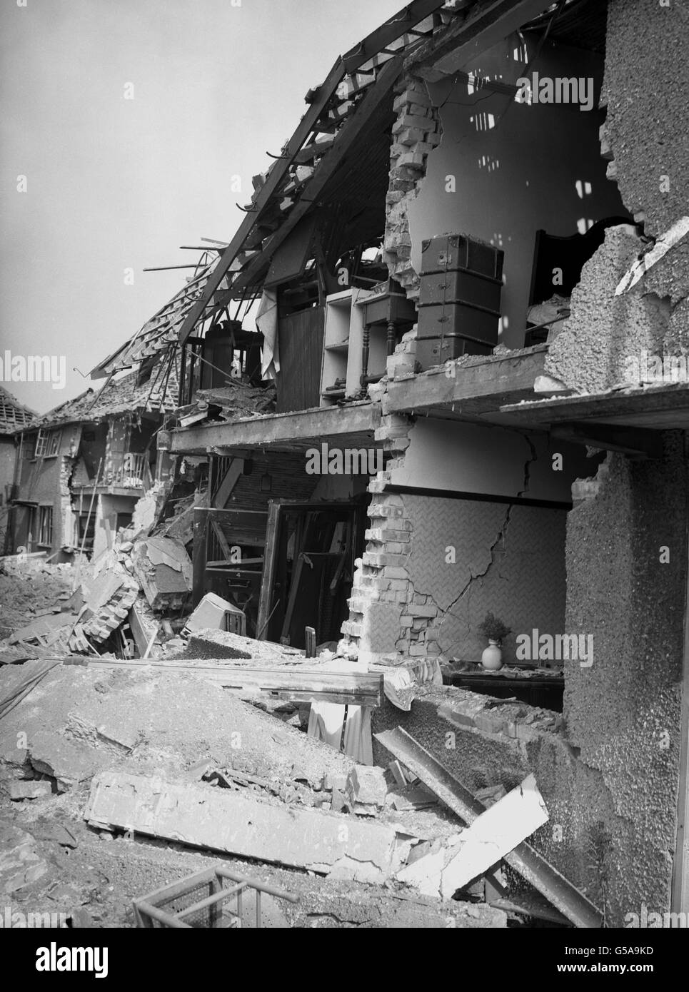 Schäden an Häusern in Südengland im Jahr 1945, nachdem eine deutsche V-2-Rakete gelandet war. Die Seite des Gebäudes wurde abgerissen, wodurch das Innere des Hauses freigelegt wurde. Der Ort ist aufgrund der Kriegszensur nicht identifiziert. Bild Teil der PA Zweiten Weltkrieg Sammlung. Stockfoto