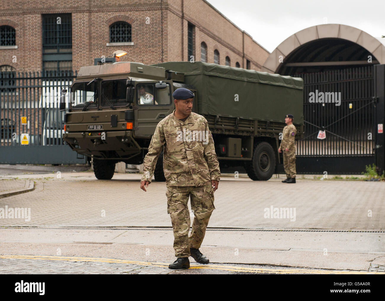 Sicherheit der Olympischen Spiele. Ein Armeetransportwagen vor dem Tobacco Dock in Wapping, Ost-London. Stockfoto