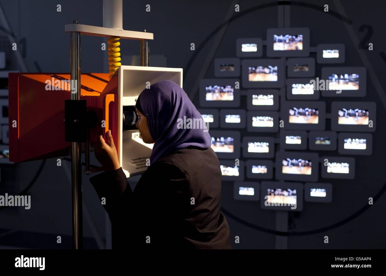 Jahida Begum von der Paddington Academy wirft einen Blick auf Teleporter, der beim Start von Web Lab, einer einjährigen Ausstellung von Google und dem Science Museum in London, einen 360-Stunden-Live-Blick auf eine 24-Stunden-Bäckerei über das Internet bietet. Die eine Reihe von interaktiven Experimenten enthält, die die außergewöhnlichen Funktionen des Internets zum Leben erwecken Stockfoto