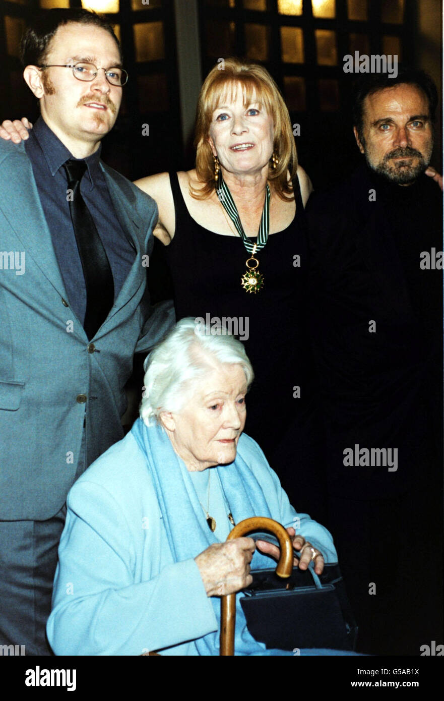 Carlo Nero (links, Sohn von Vanessa und Franco) mit Vanessa Redgrave (Mitte), Schauspieler Franco Nero (rechts) und Vanessas Mutter (sitzend), Lady Redgrave, bei der Zeremonie, bei der Vanessa mit dem Insignia Officier de l'Orde des Arts et des Lettres ausgezeichnet wurde. * ...von dem französischen Amabassador Daniel Bernard im Auftrag der französischen Regierung am Institut Francais in London. Stockfoto