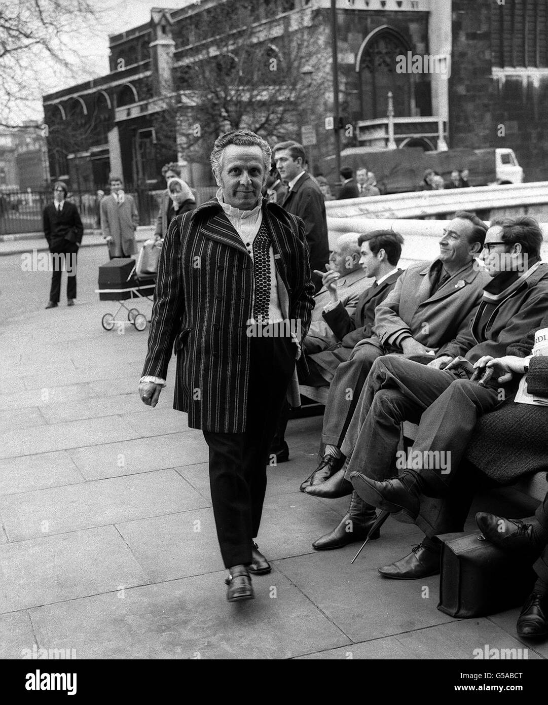 Der Labour-Abgeordnete Leo Abse (Mitte), bekannt für seinen extravaganten Kleidungssinn, kam am 1969. Budgettag im Londoner Parlamentsgebäude an. Stockfoto