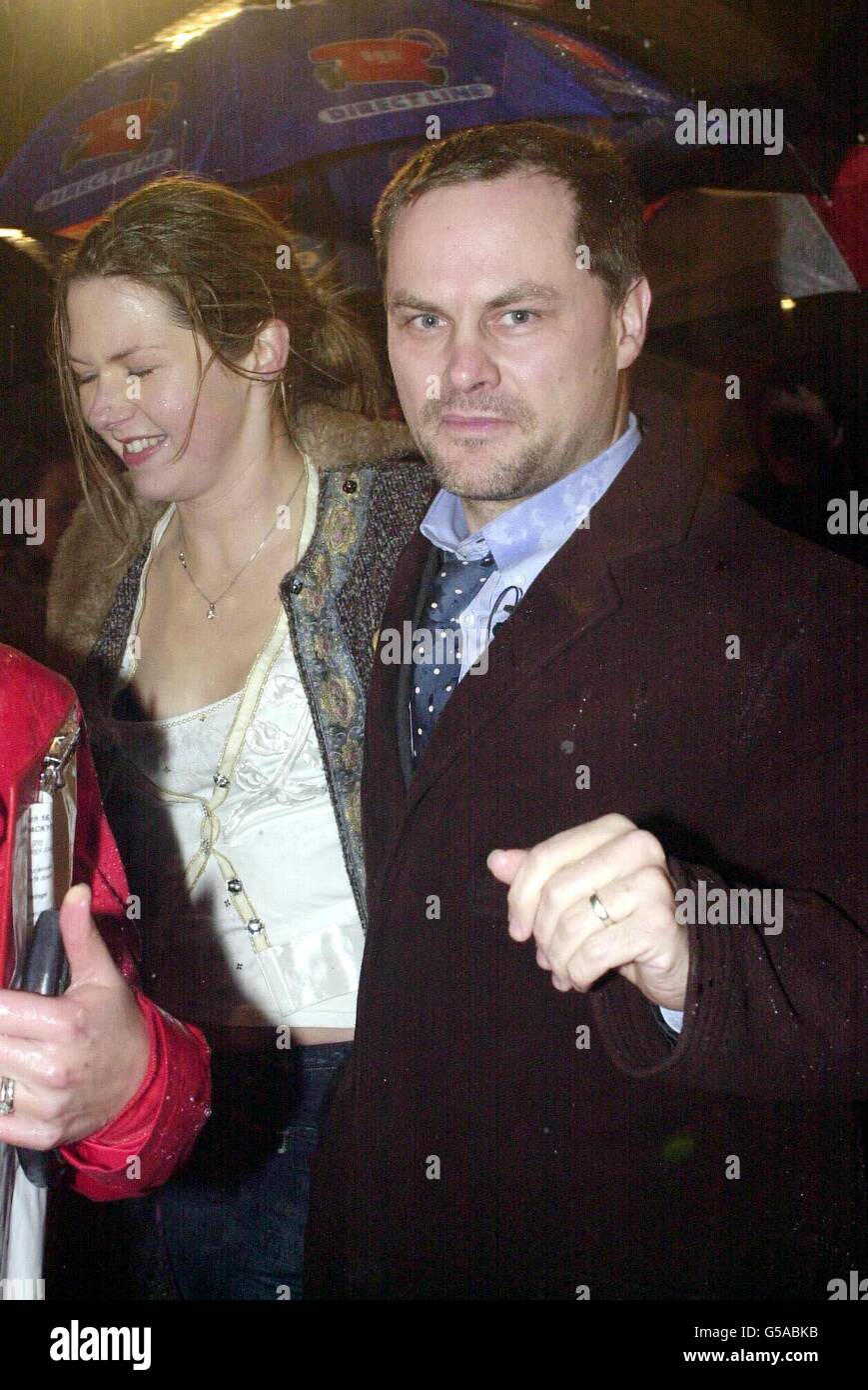 Big Brother Jack gewinnt. Jack Dee, Gewinner der Celebrity Big Brother Comic Relief, ist wieder mit seiner Frau Jane vereint und verlässt das Haus. Stockfoto