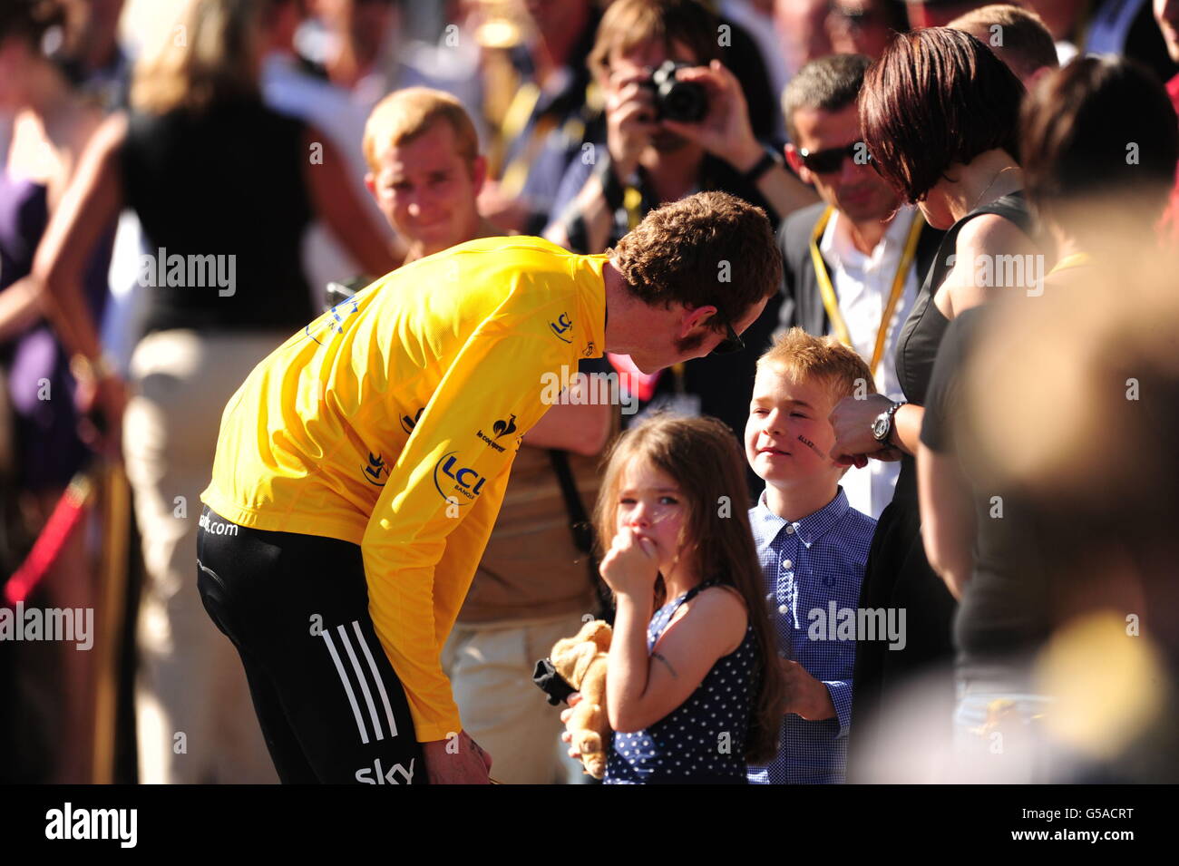 Bradley Wiggins von Sky Pro Racing feiert mit seiner Frau Cath und den Kindern Ben und Isabella, nachdem er 2012 die Tour de France in Paris gewonnen hat. Stockfoto