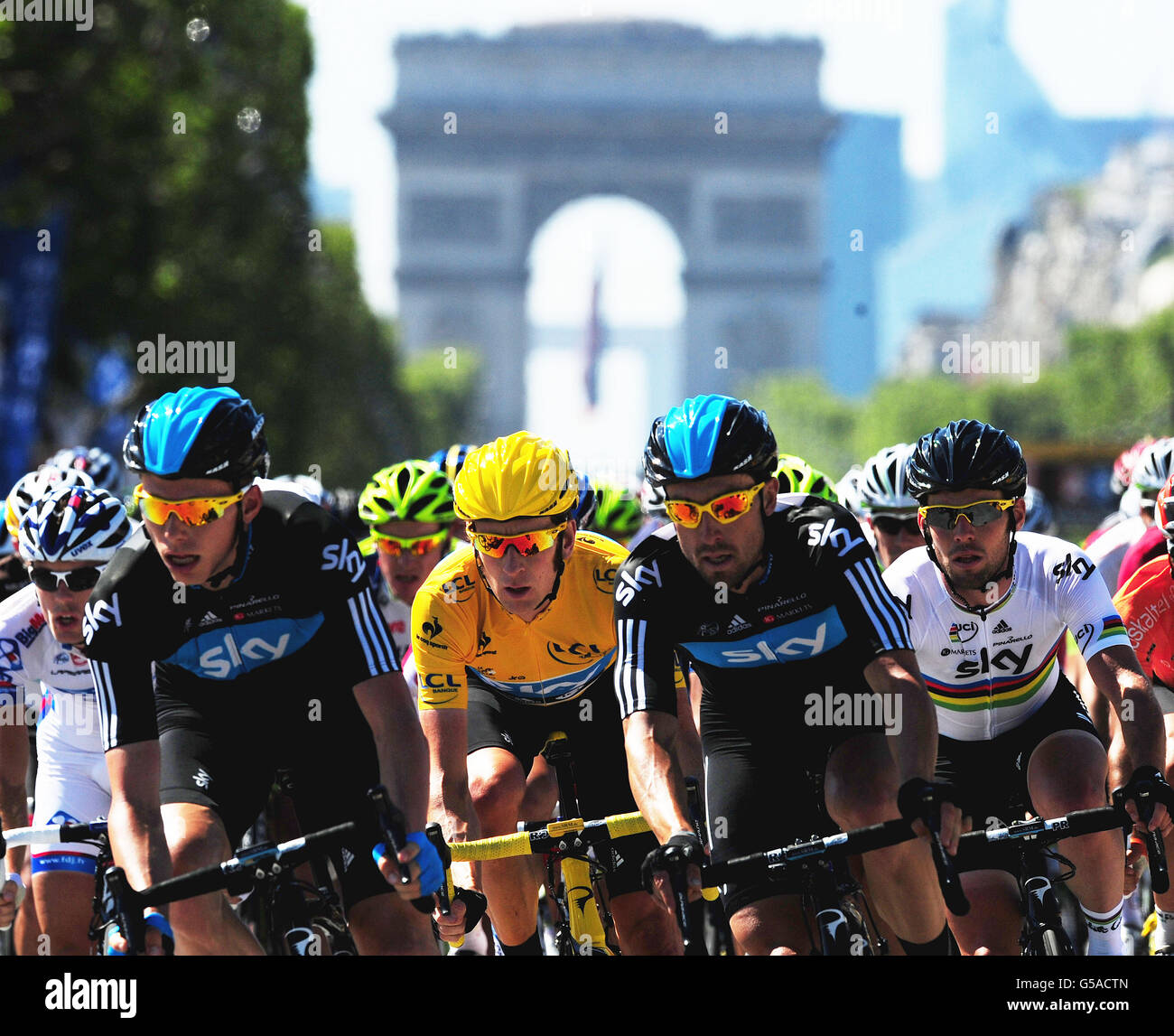 Der Briten Bradley Wiggins von Sky Pro Racing (gelbes Trikot) fährt mit den Teamkollegen Mark Cavendish (rechts), Chris Froome (links) und Bernhard Eisel (zweiter links) während der Etappe 20 zwischen Brambouillet und Paris, Frankreich. Stockfoto