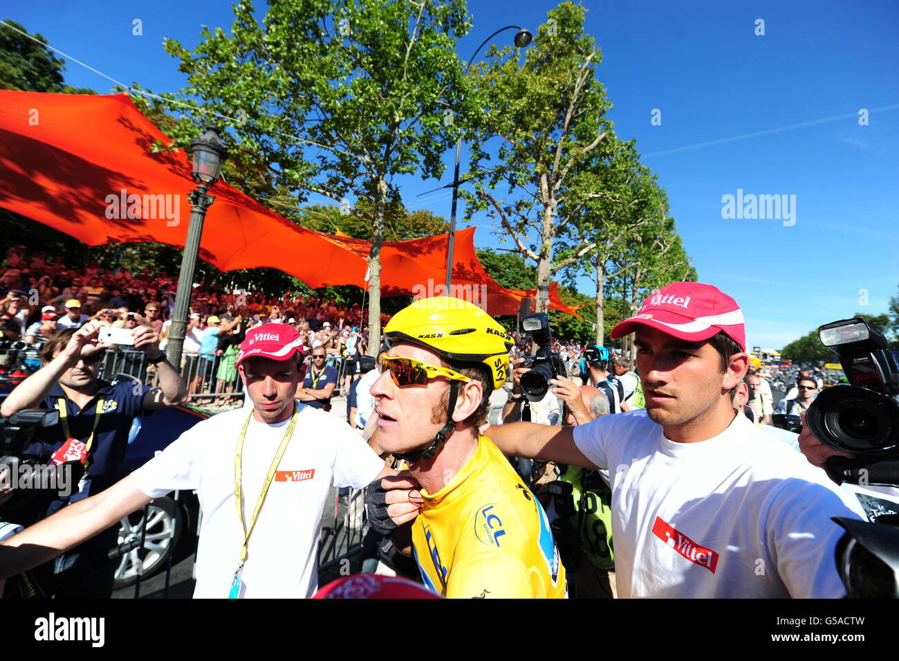 Bradley Wiggins von Sky Pro Racing (gelbes Trikot) aus Großbritannien, nachdem er die Ziellinie überquert und die Tour de France 2012 in Paris gewonnen hatte. Stockfoto