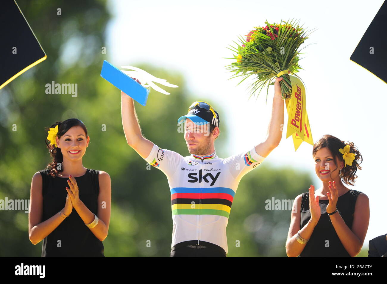 Der britische Mark Cavendish von Sky Pro Racing feiert auf dem Siegerpodest nach dem Gewinn der letzten Etappe der Tour de France 2012 in Paris. Stockfoto