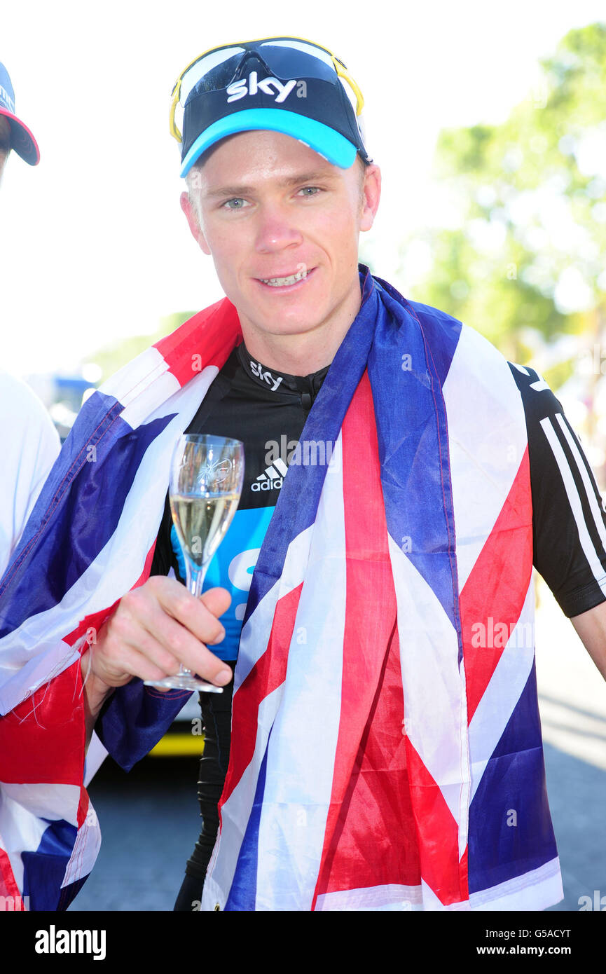 Der britische Chris Froome von Sky Pro Racing feiert mit einem Glas Champagner, nachdem er 2012 bei der Tour de France in Paris, Frankreich, Zweiter wurde. Stockfoto