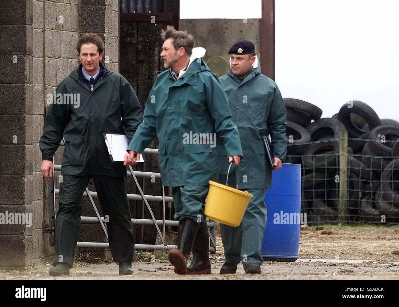 Angehörige der Armee und ein Tierarzt auf der Solway View Farm in Newton Arlosh in Cumbria. 80 Mitglieder des Prince of Wales eigenen Regiments und des King's eigenen Border Regiments arbeiten in Cumbria auf mit Maul- und Klauenseuche infizierten Farmen. *.... als Verbindungsbeamte zwischen Tierärzten, Landwirten und dem Ministerium für Landwirtschaft, Ernährung und Fischerei zu fungieren. Stockfoto