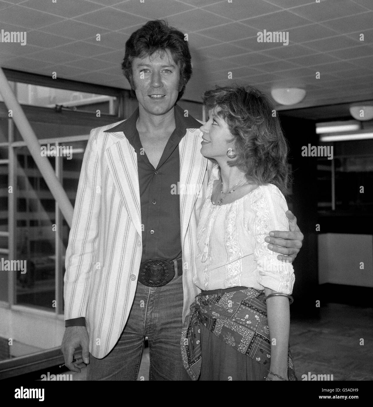 Schauspielerin Angharad Rees, begleitet von dem Schauspieler Robin Ellis, der nach New York ging, um die Poldark-Fernsehserie in den Vereinigten Staaten zu promoten. Stockfoto