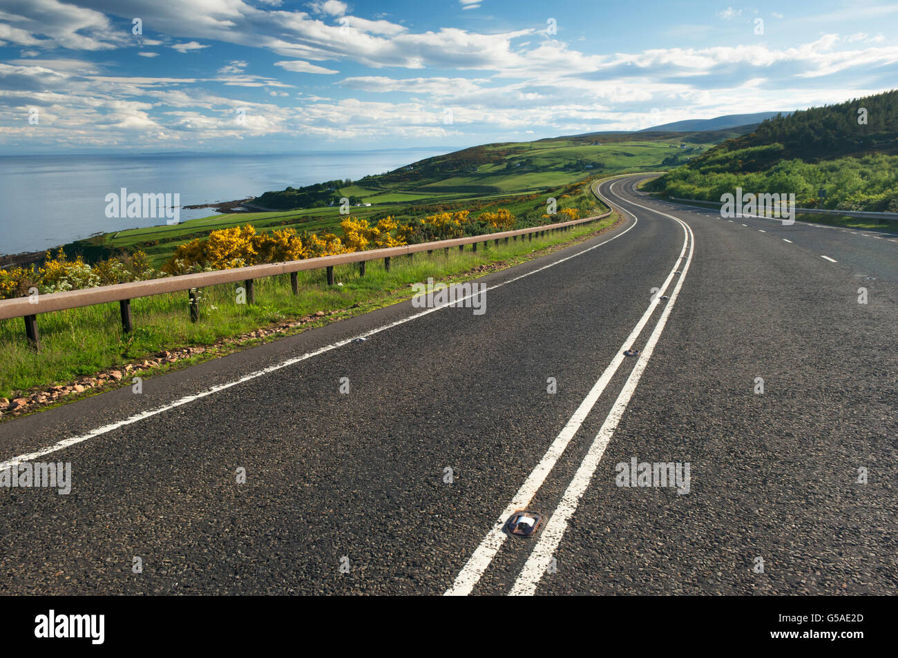 Straße in der Nähe von Helmsdale, Sutherland, Schottland - diese Straße ist Teil der nördlichen Küste 500 Route. Stockfoto