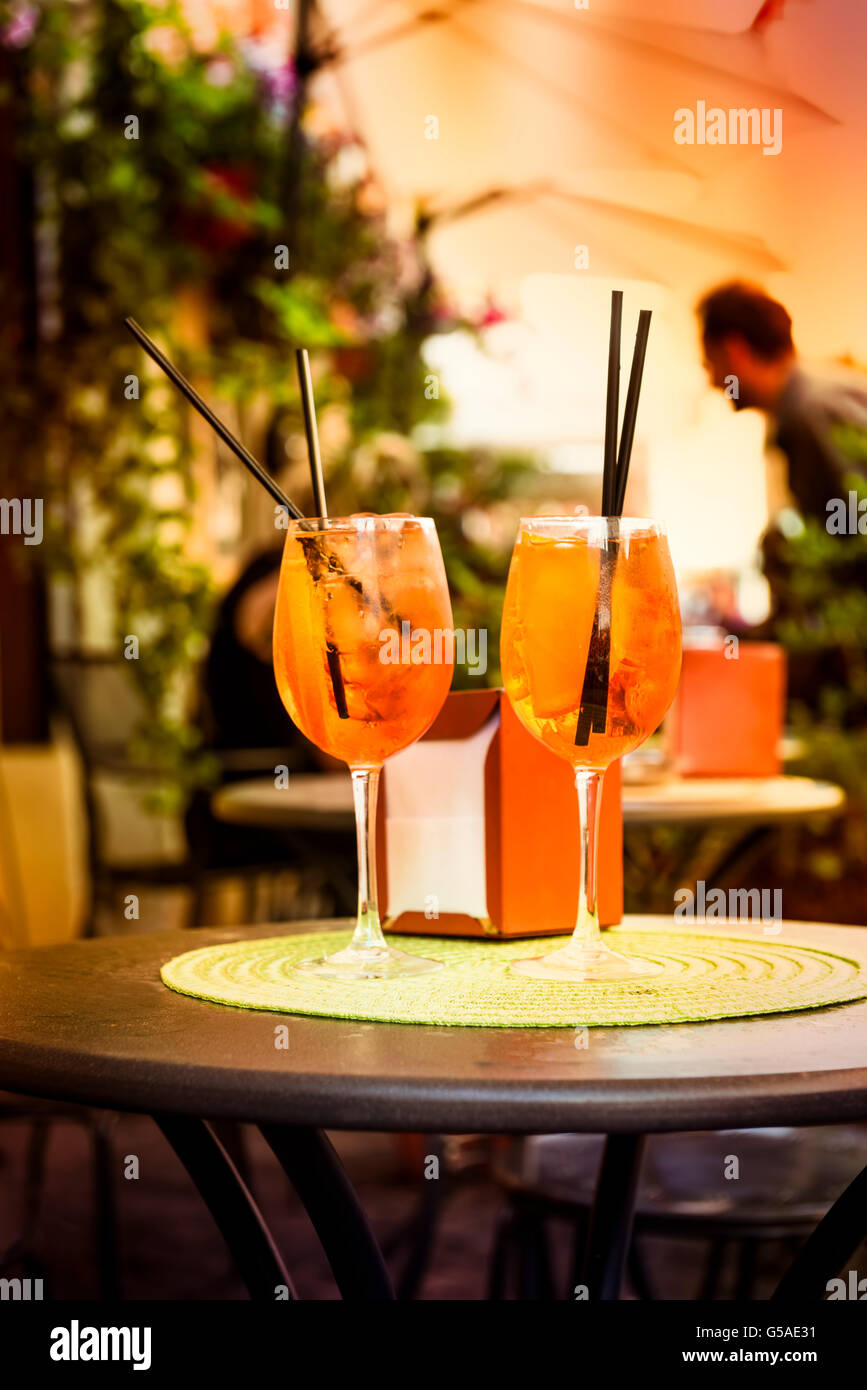Aperol Spritz-Cocktail. Alkoholisches Getränk, basierend auf Tabelle mit Eiswürfeln und Orangen. Stockfoto