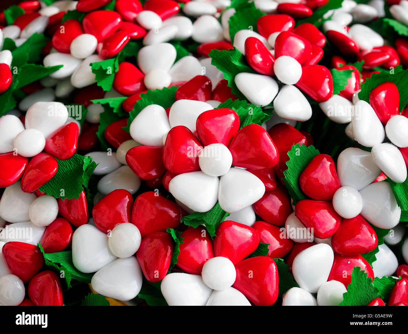 Gezuckerten Mandeln als Blütenblätter für diese floralen Kreationen mit den Farben der italienischen Flagge. Stockfoto