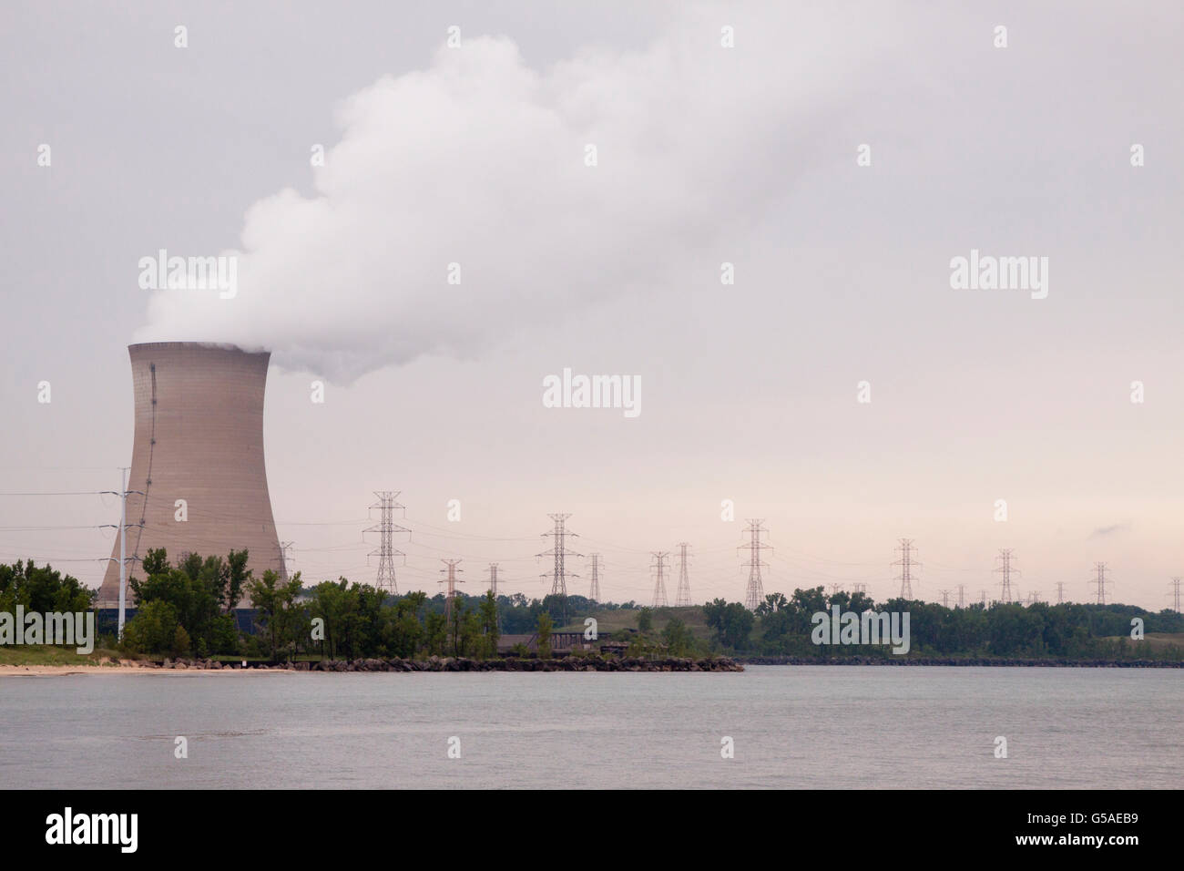 Schornstein des Kernkraftwerks mit Stromleitungen Stockfoto