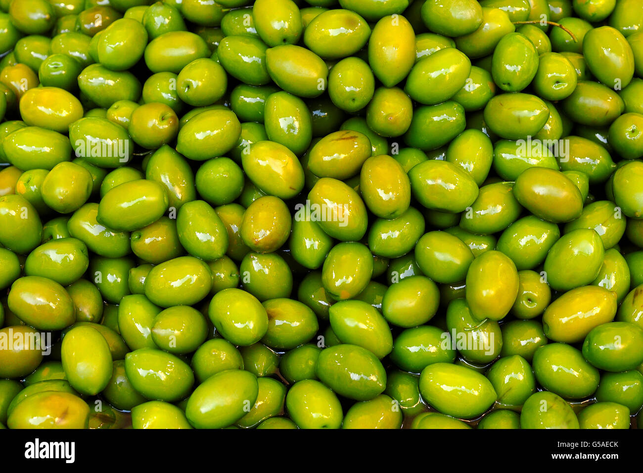 Grün und leckere Oliven in einem Straßenmarkt Essen verkauft. Stockfoto