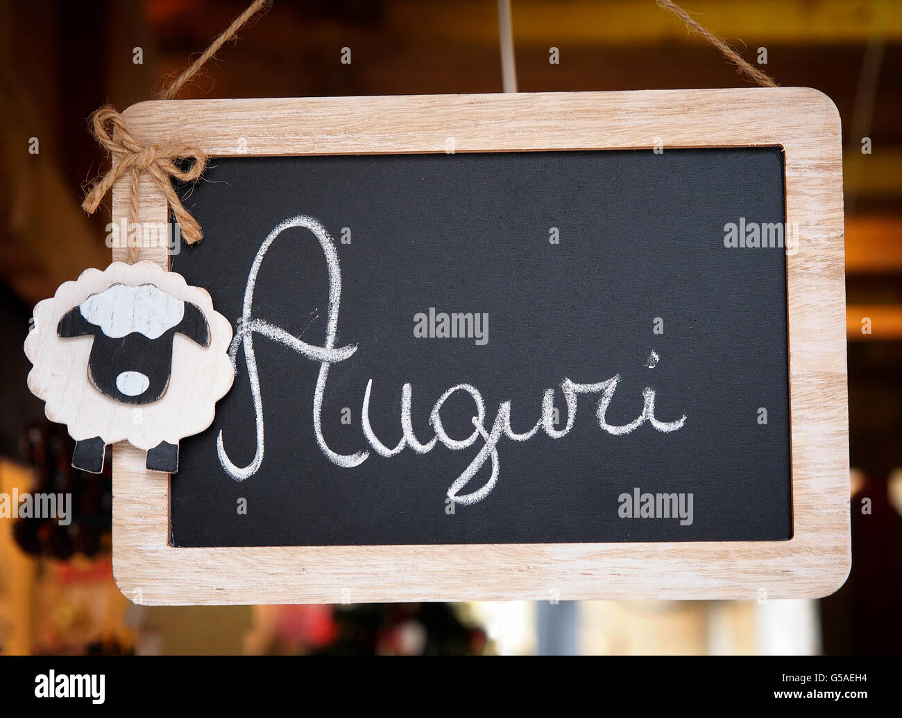 "Wünsche" in italienischer Sprache auf einer hölzernen Tafel geschrieben. Auf den Verkauf in einem Straßenmarkt. Stockfoto
