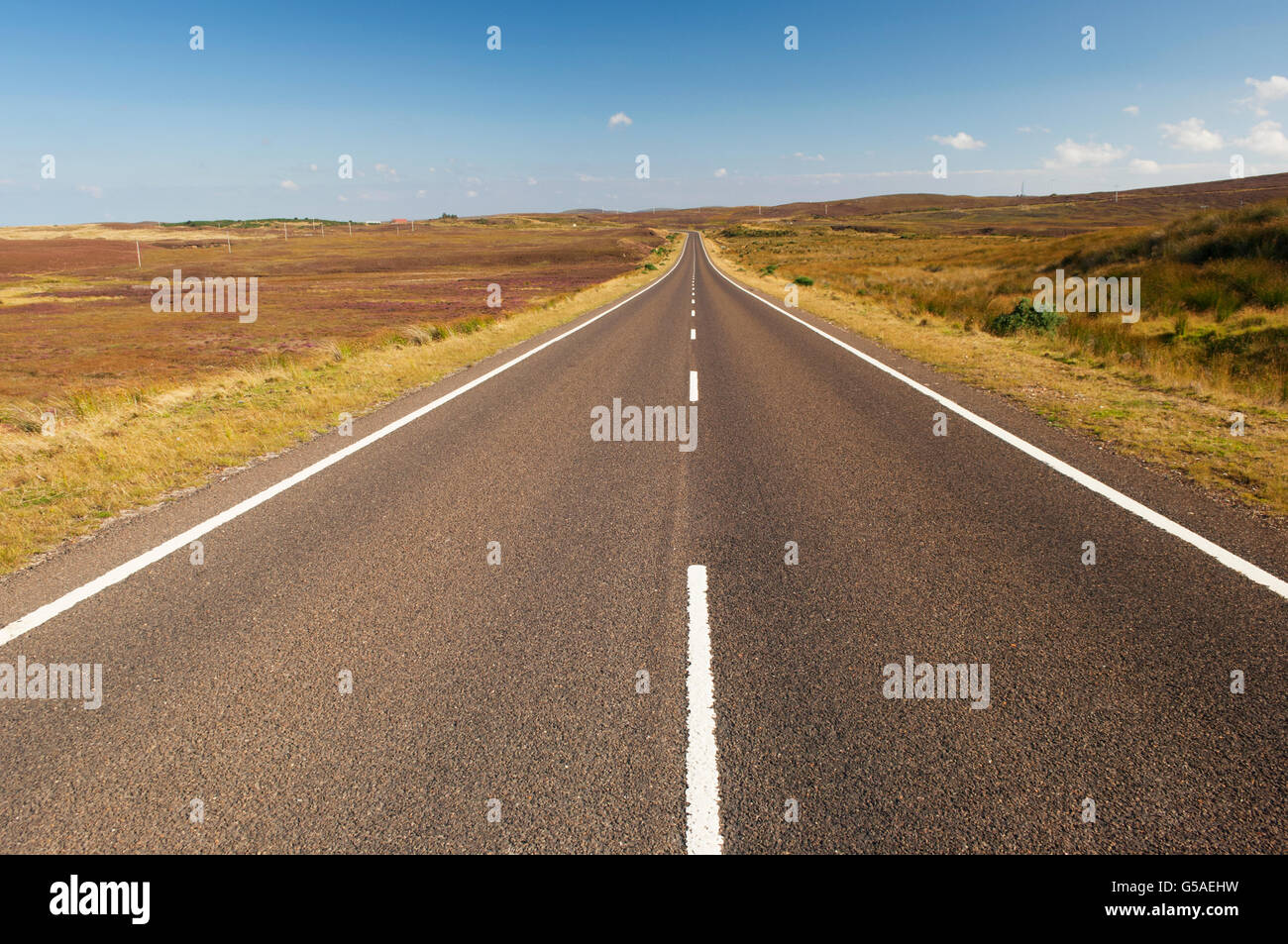 Leerer Landstraße in der Nähe von Melvich, an der Nordküste von Sutherland, Schottland. Diese Straße ist Teil der nördlichen Küste 500 Route. Stockfoto