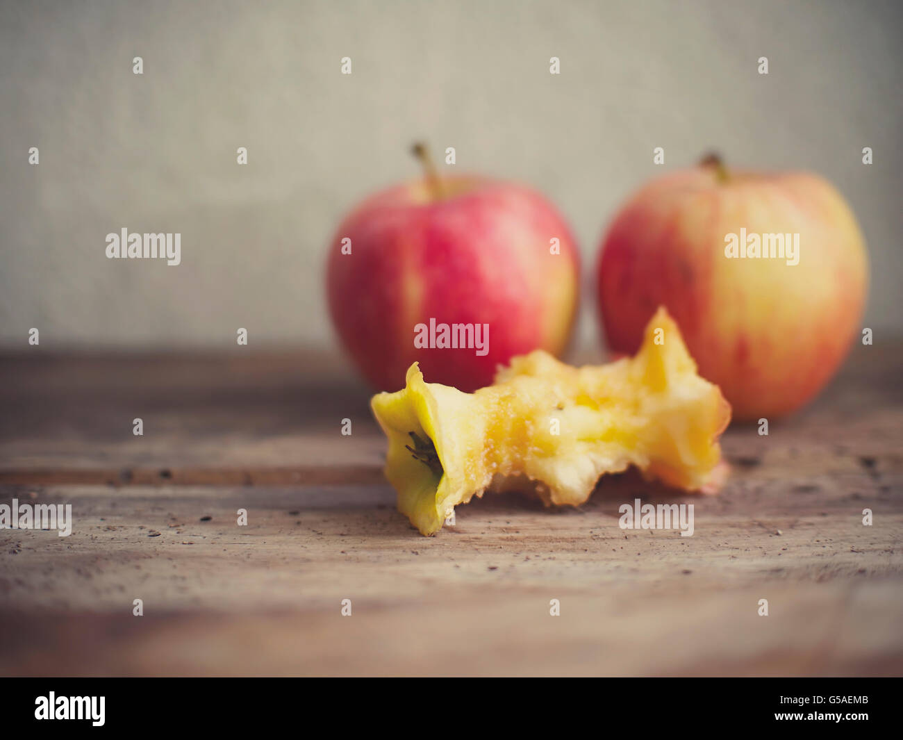 Ein Apfel-Kern mit zwei ganze Äpfel auf dem Hintergrund. Vintage Filmstil angewendet wird. Stockfoto