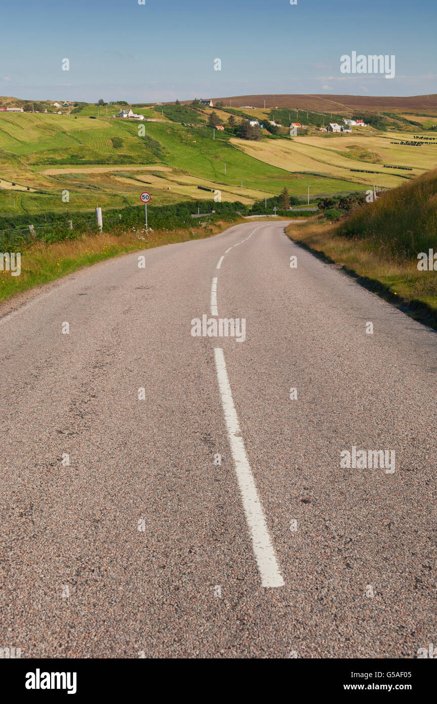 Straße am Melvich auf der nördlichen Küste von Sutherland, Schottland - Straße ist Teil der nördlichen Küste 500 Route. Stockfoto