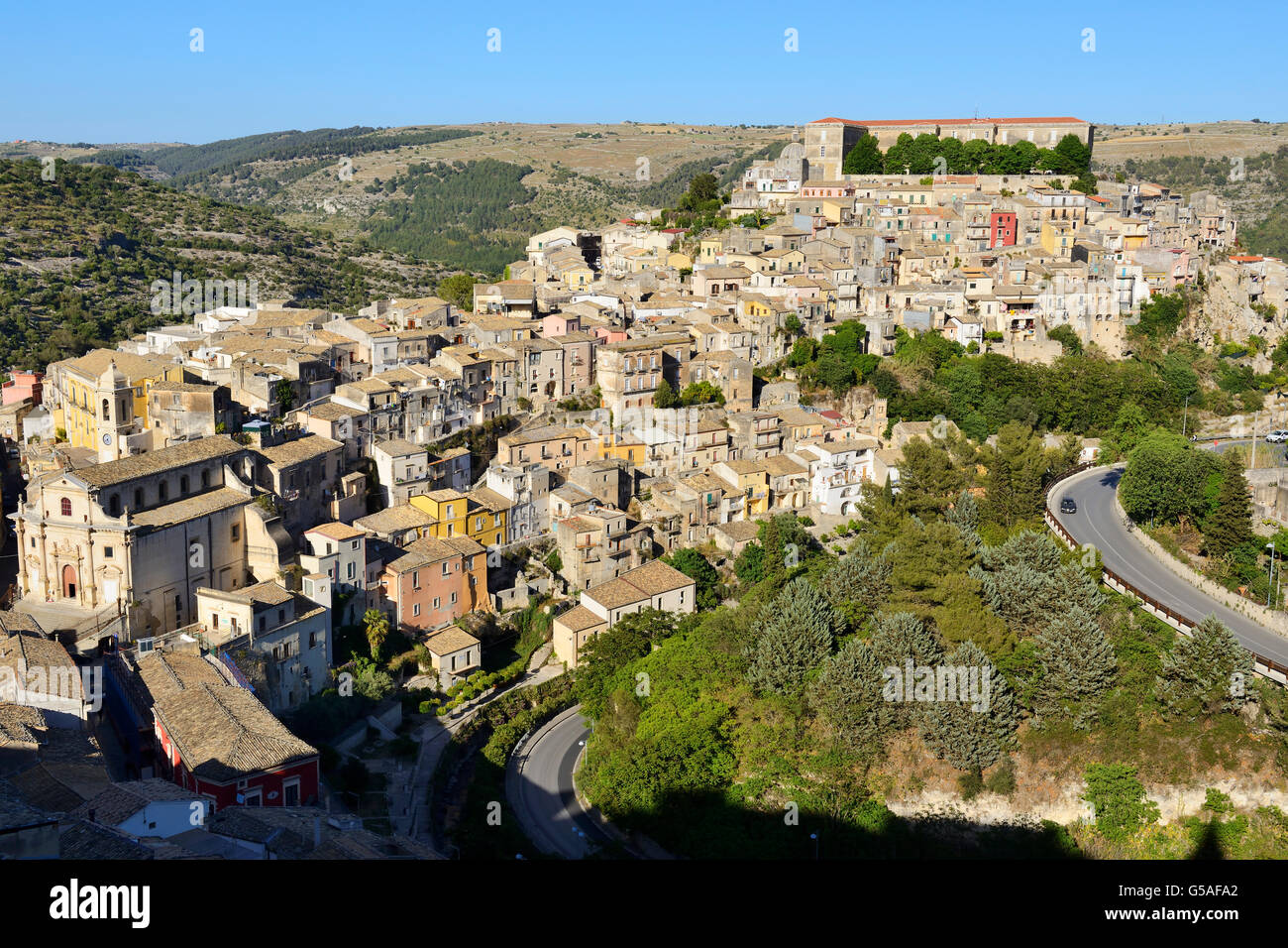 Ansicht von Ragusa Ibla (Unterstadt) von Ragusa Superiore (Oberstadt) - Ragusa, Sizilien, Italien Stockfoto