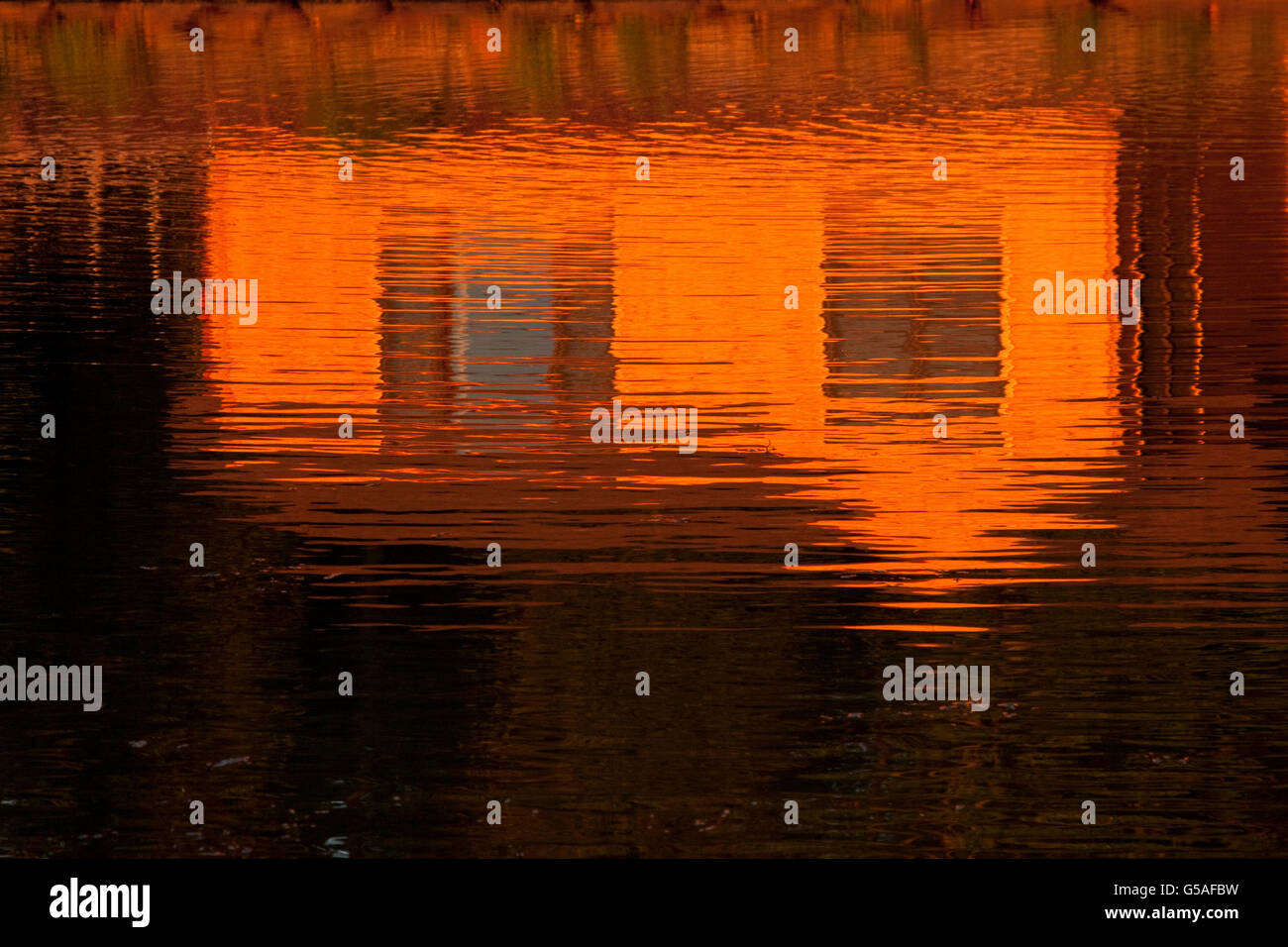 Haus am See reflektieren während des Sonnenuntergangs auf Muskellunge See Stockfoto