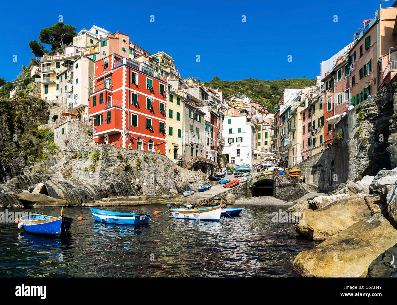 Riomaggiore Dorf auf Klippe Felsen und Meer, Seelandschaft in Cinque