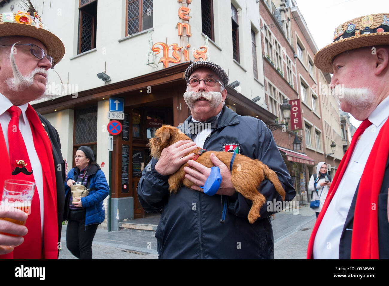 Mann Schnurrbart trägt tragen Tragetasche Hund Arme hand Stockfoto