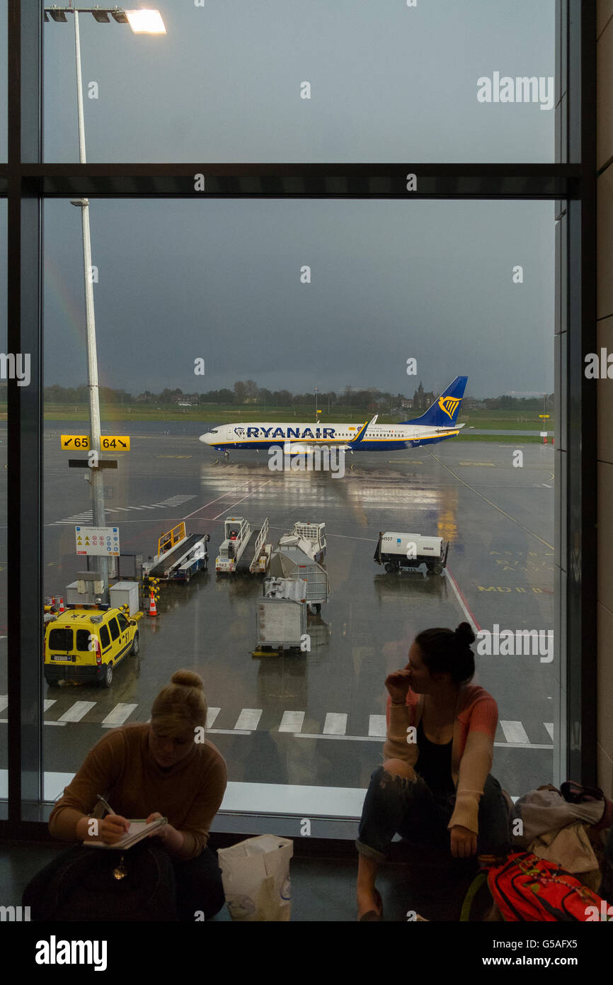 Ryanair-Flugzeuge-Flugzeug auf der Piste vor terminal Stockfoto