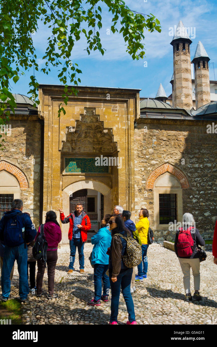 Führung Gruppe, Gazi Husrev-Begova Islamschule, Bascarsija, alte Basar-Viertel, Sarajevo, Bosnien und Herzegowina Stockfoto