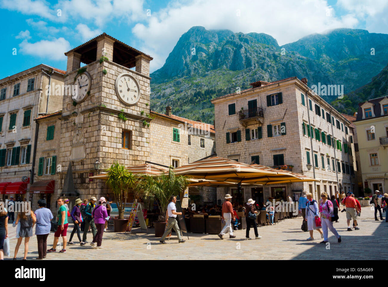 Trg od Oruzja, Platz für Waffen, mit Stadt Clock Tower, Starigrad, Altstadt, Kotor, Montenegro Stockfoto