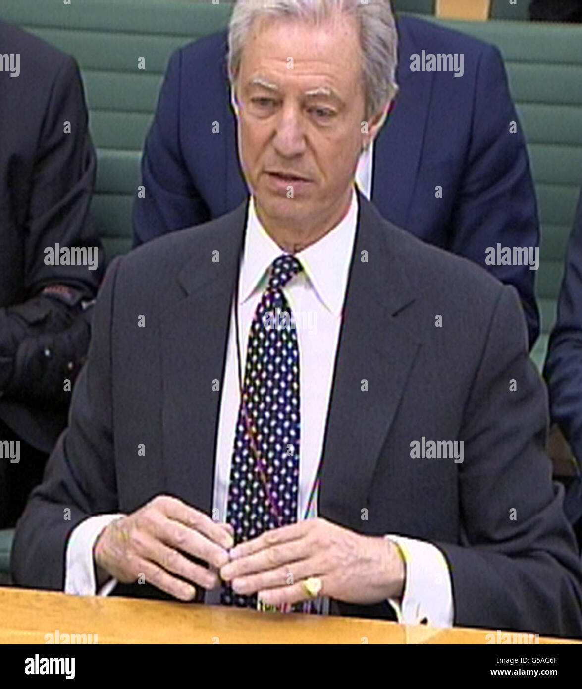 Barclays Chairman Marcus Agius gibt dem Treasury Select Committee im Portcullis House, London, Beweise, wo er den Abgeordneten sagte, dass der ehemalige Barclays-Chef Bob Diamond zugestimmt hat, auf Bonuszahlungen und langfristige Incentive-Aktien im Wert von 20 Millionen zu verzichten. Stockfoto