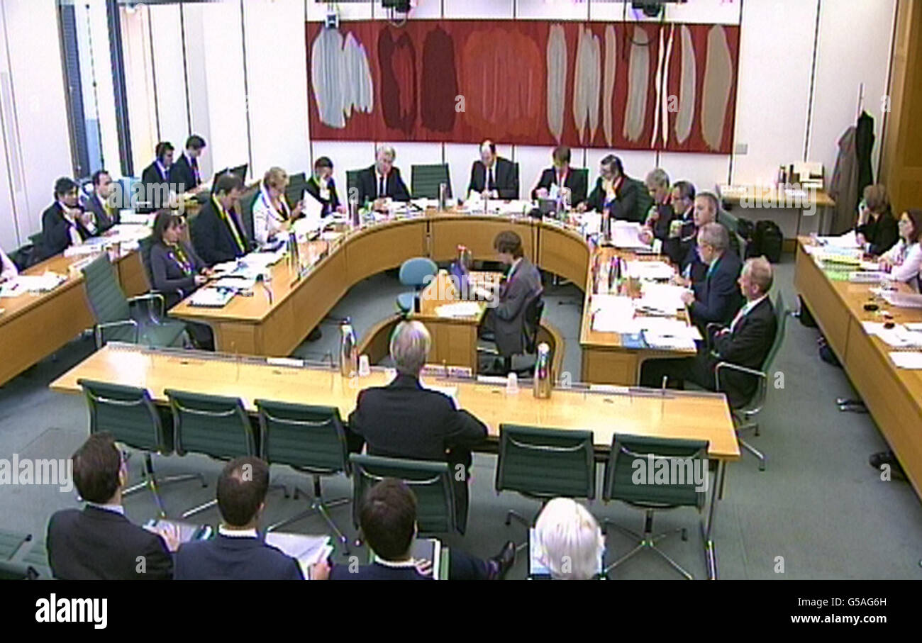 Barclays Chairman Marcus Agius gibt dem Treasury Select Committee im Portcullis House, London, Beweise, wo er den Abgeordneten sagte, dass der ehemalige Barclays-Chef Bob Diamond zugestimmt hat, auf Bonuszahlungen und langfristige Incentive-Aktien im Wert von 20 Millionen zu verzichten. Stockfoto