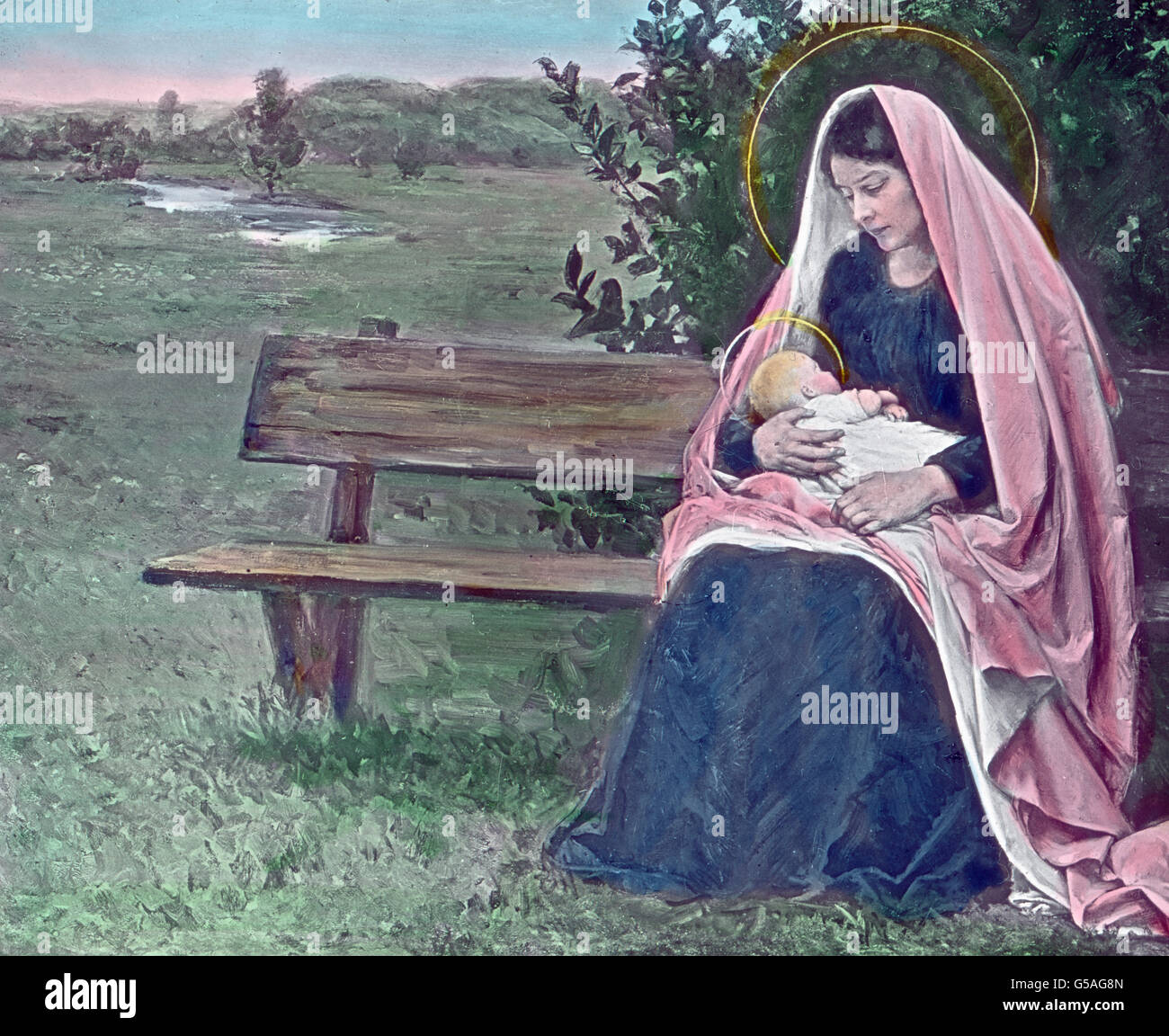 Maria Mit Dem Schlafenden Kinde Sitzt Auf Einer Parkbank.  Weihnachten, 19. Jahrhundert, 1910er Jahre, 1920er-Jahre des 20. Jahrhunderts, Gemälde von B. von Loefen, archivieren, Carl Simon, Geschichte, historische, Kitsch, Maria, Jungfrau, Heilige Mothr, Kind, Baby, Jesus, schlafen, Holding, Halo, sitzen, Parkbank, Landschaftsmalerei, Bennewitz von Loefen, 1856-1931, hand Farbglas-Folie Stockfoto
